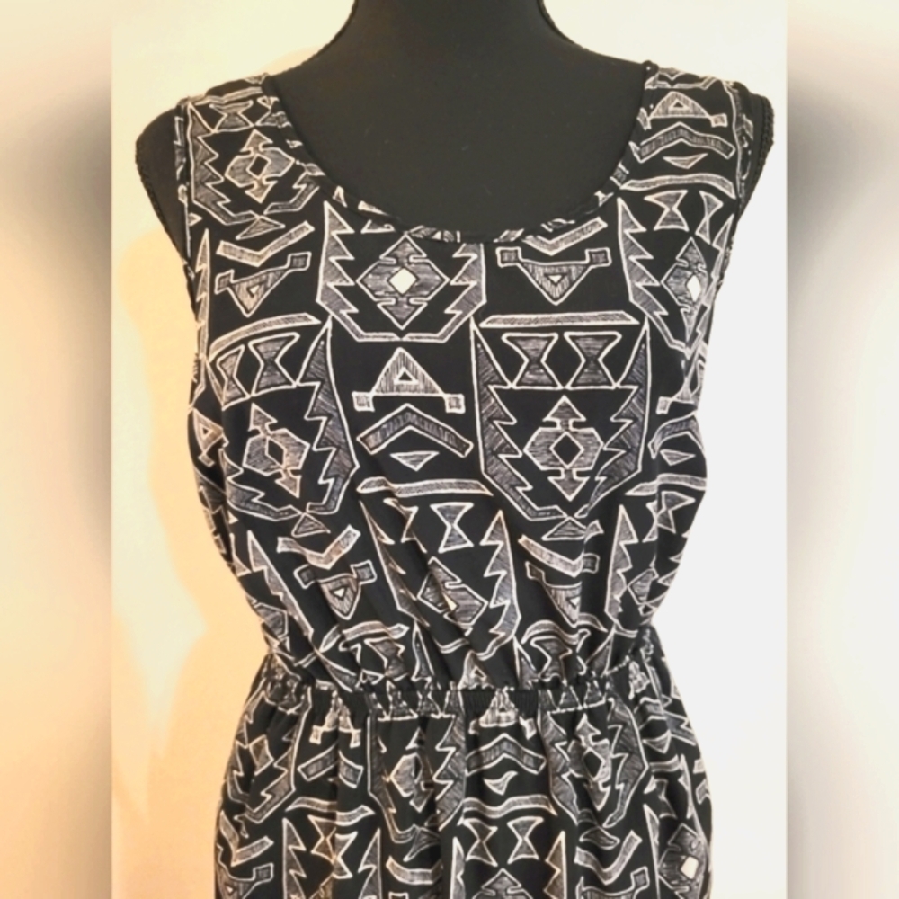 "One Clothing" Black and Cream Mini‎ Dress W/Geometric Print (Size Medium) - Picture 4 of 13